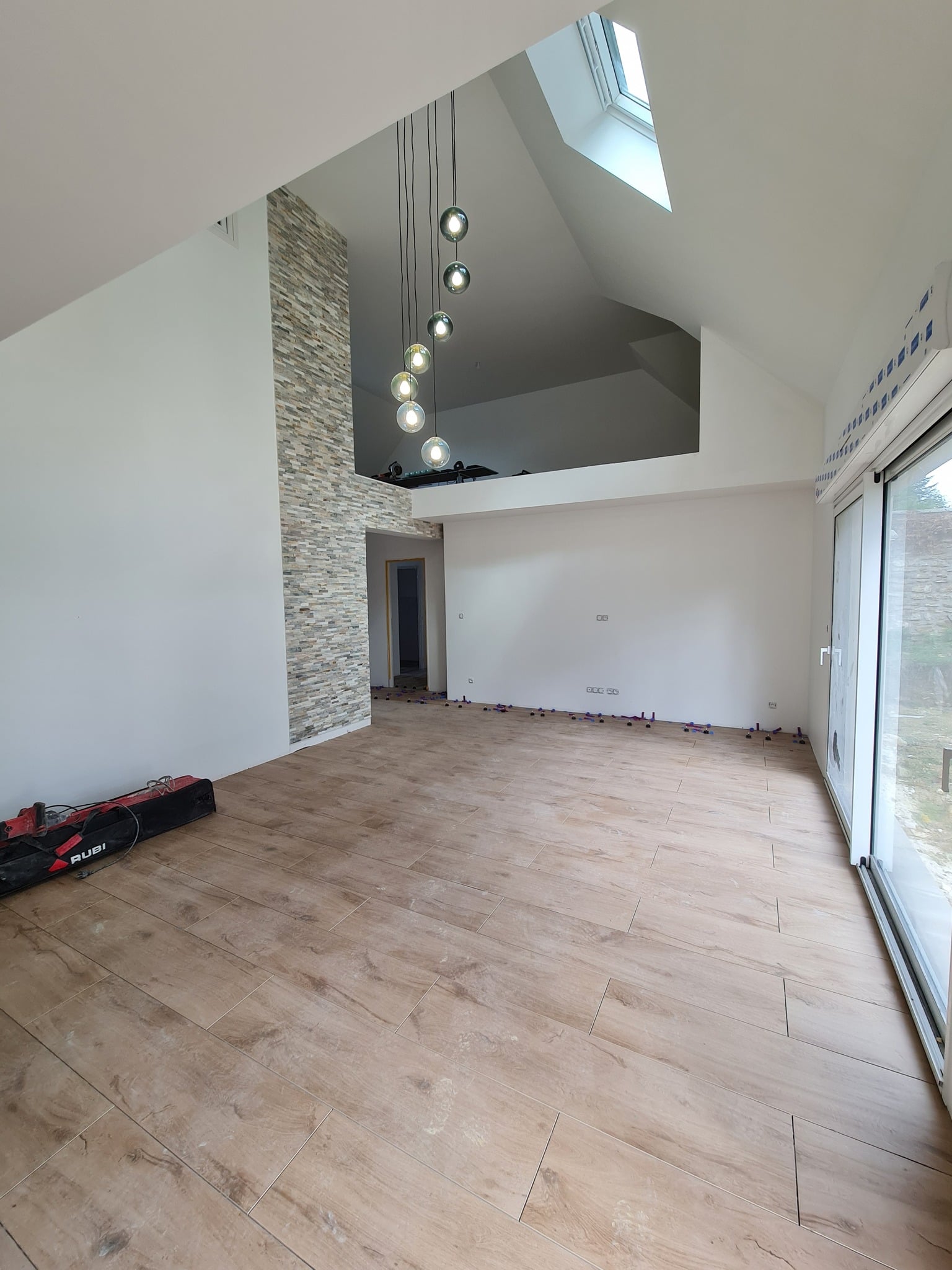 Combles aménagés avec parquet, mezzanine et fenêtre de toit